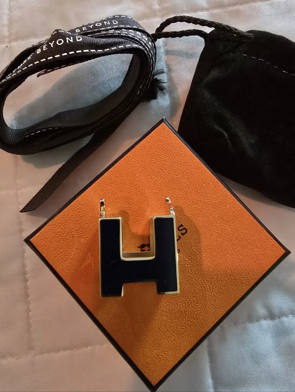 Hermes Gold and Navy Enamel Horse 'H' Scarf Ring - Picture 3 of 4